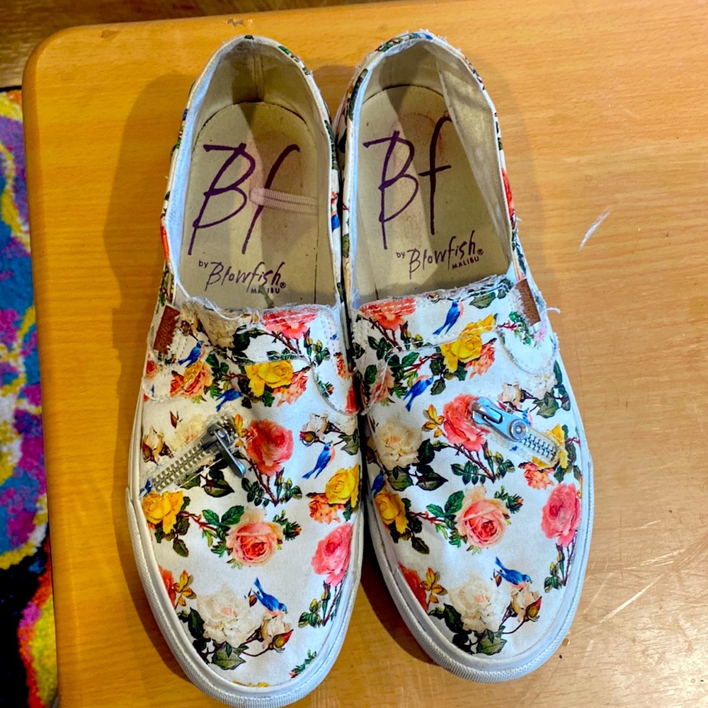 Flower-patterned slip on flats